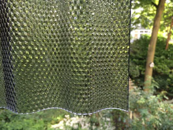 Bild mit Acryl-Lichtplatte in Graphit mit Wabenstruktur welches die Lichtdurchlässigkeit demonstriert.